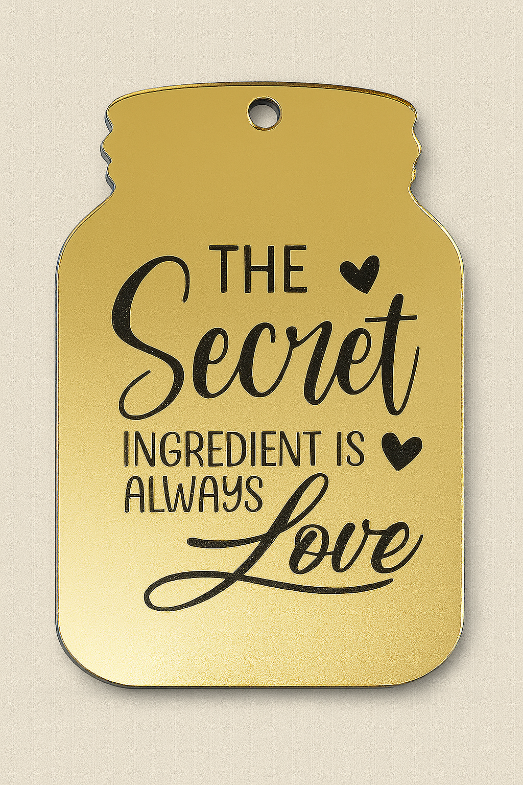Χρυσό ταμπελάκι σε σχήμα βάζου με χάραξη “The Secret Ingredient is Always Love” – So Cute Cut rustic charm