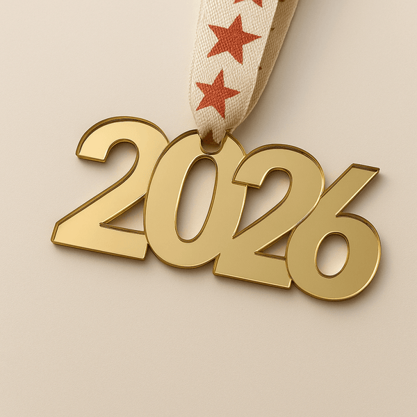 Μονοκόμματο laser cut tag “2026” από χρυσό καθρέφτη με κορδέλα – μινιμαλιστικό και κομψό στολίδι για εταιρικά δώρα νέου έτους