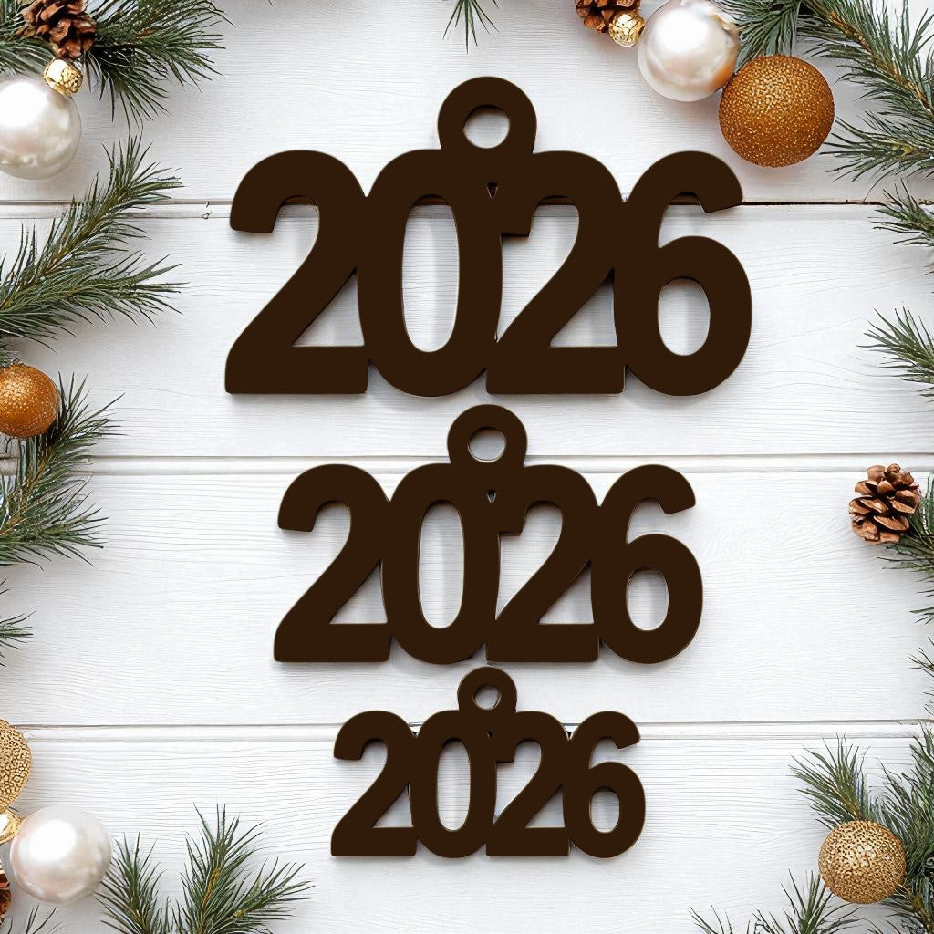 Ξύλινο κρεμαστό 2026 σε κόντρα πλακέ, MDF λευκό και MDF μαύρο, τρία μεγέθη, για γούρια και διακόσμηση – So Cute Cut.