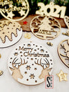 Διπλό ξύλινο στολίδι Merry Christmas με τάρανδους και χιονονιφάδες – So Cute Cut