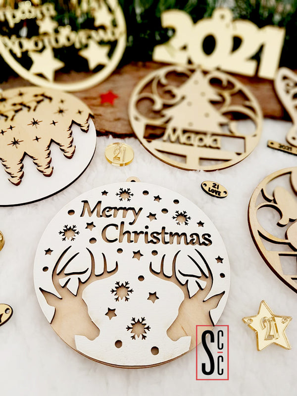 Διπλό ξύλινο στολίδι Merry Christmas με τάρανδους και χιονονιφάδες – So Cute Cut