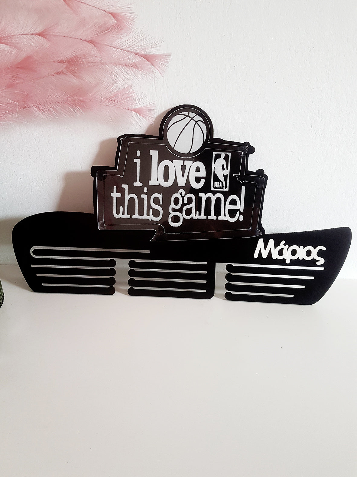 Κρεμάστρα μεταλλίων με θέμα NBA και όνομα σε συσκευασία 1 τεμαχίου - So Cute Cut