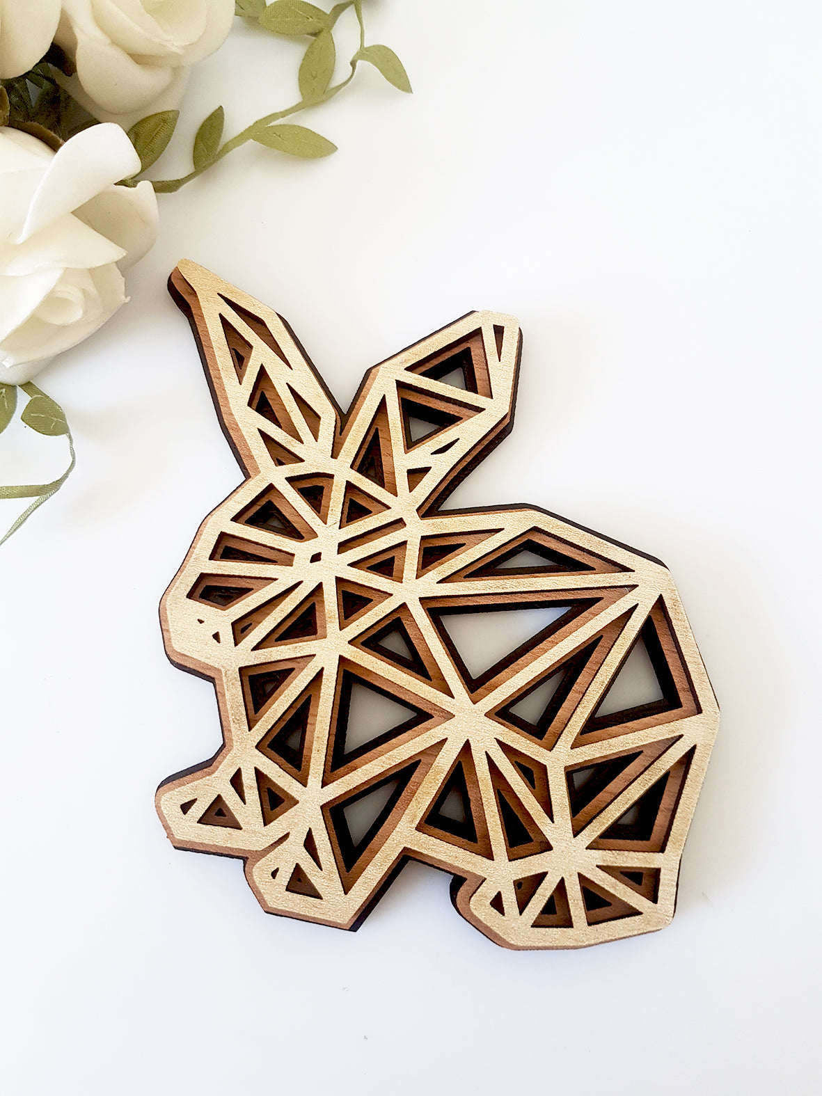 Ξύλινο κρεμαστό κουνελάκι origami, 12x8,5 εκ., από So Cute Cut. Κομψή και μίνιμαλ πασχαλινή διακόσμηση.