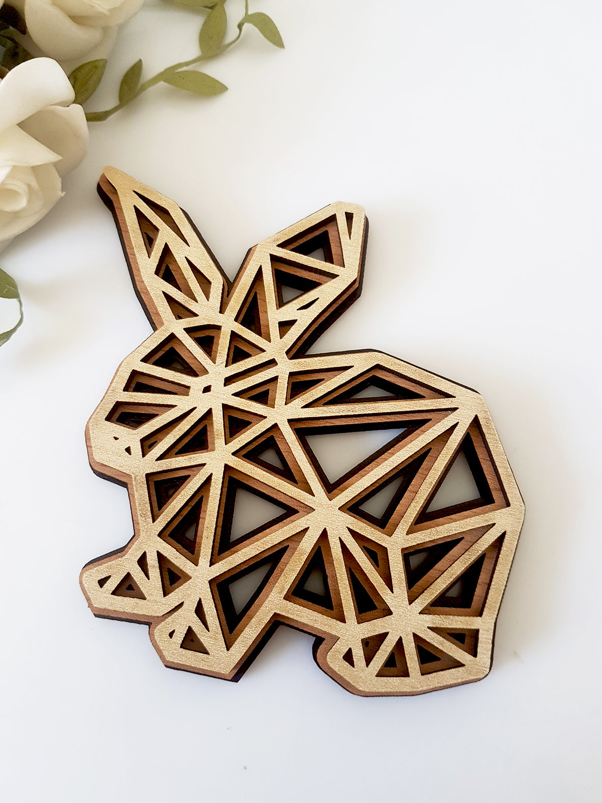 Ξύλινο κρεμαστό κουνελάκι origami, 12x8,5 εκ., από So Cute Cut. Κομψή και μίνιμαλ πασχαλινή διακόσμηση.