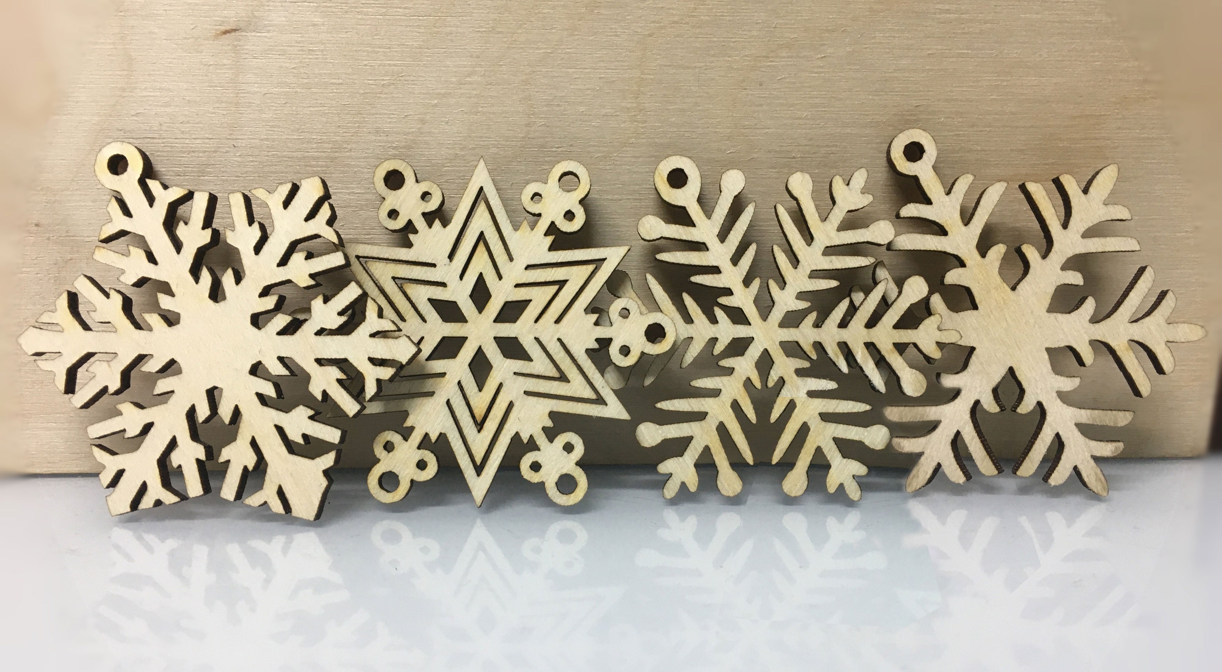 Ξύλινο χριστουγεννιάτικο στοιχείο χιονονιφάδα Νο4 με τρύπα σε συσκευασία - So Cute Cut