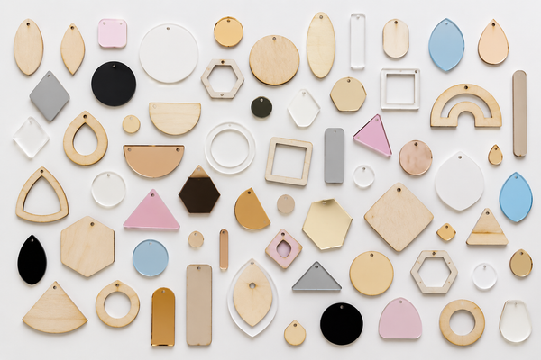 Συλλογή γεωμετρικών laser cut σχημάτων της So Cute Cut σε ξύλο, διάφανο plexiglass και καθρέφτη, με κύκλους, εξάγωνα, τρίγωνα, οβάλ και άλλα σχήματα για DIY κατασκευές, λαμπάδες και μπομπονιέρες.