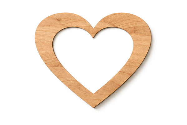 Ξύλινη καρδιά πλαίσιο από φυσικό κόντρα πλακέ με ορατά νερά ξύλου, laser cut, σε λευκό φόντο