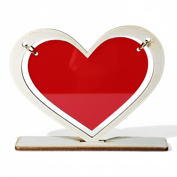 Ξύλινο διακοσμητικό In My Heart με κόκκινη καρδιά από πλεξιγκλάς πάνω σε βάση – Valentine craft στοιχείο.