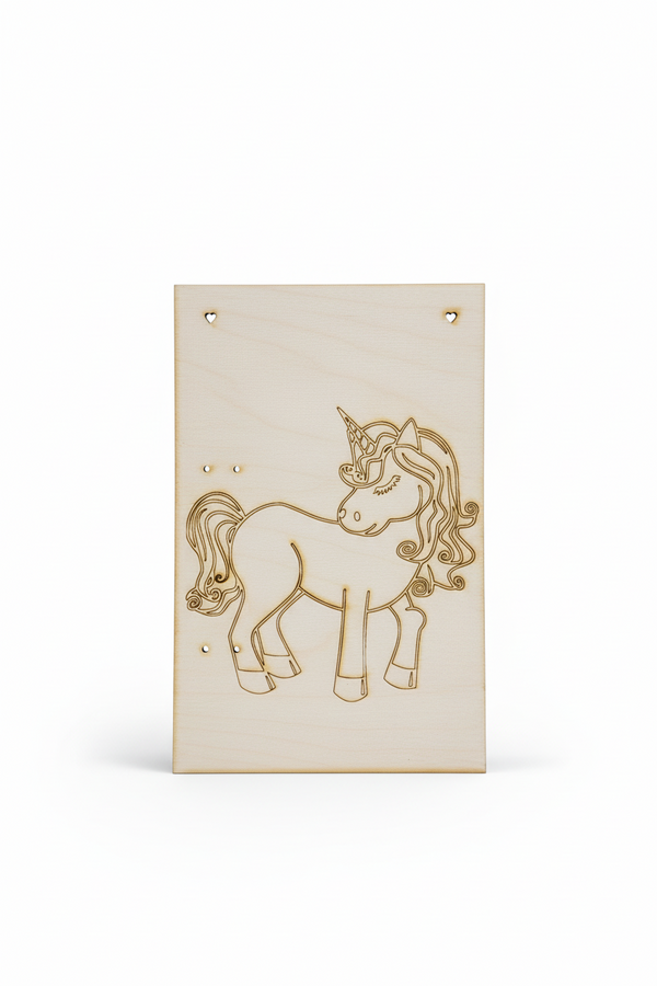 Ξύλινη ορθογώνια πλάτη για λαμπάδα με χάραξη Μονόκερος και τρύπες καρδιά 28x18 cm