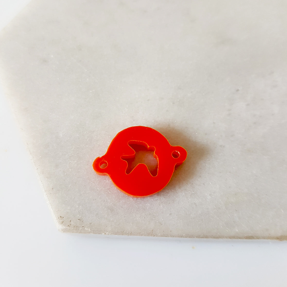 Ακρυλικό πλέξι κυκλικό μοτίφ χελιδόνι διάτρητο για μαρτάκι με 2 τρύπες σε συσκευασία 20 τεμαχίων.