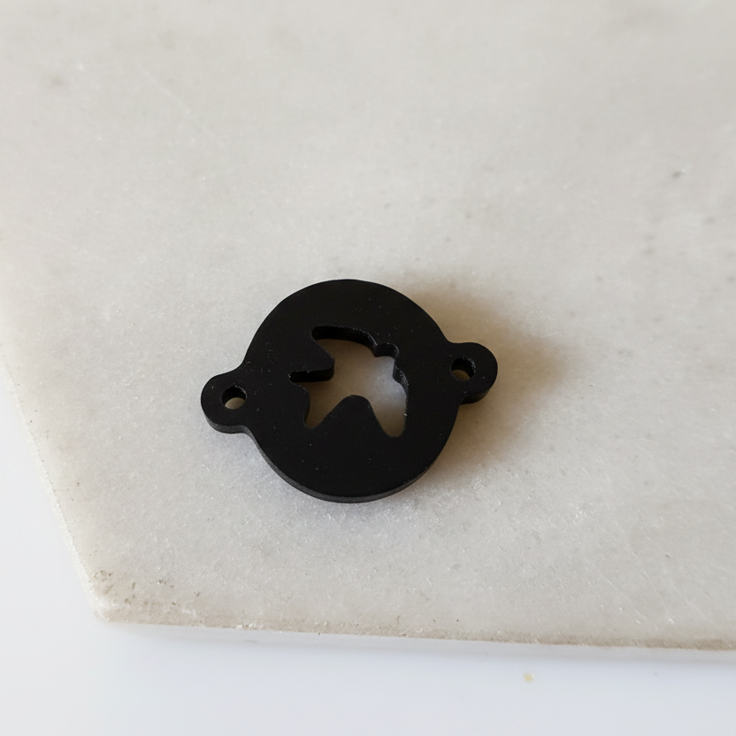 Ακρυλικό πλέξι κυκλικό μοτίφ χελιδόνι διάτρητο για μαρτάκι με 2 τρύπες σε συσκευασία 20 τεμαχίων.