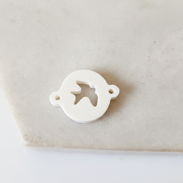 Ακρυλικό πλέξι κυκλικό μοτίφ χελιδόνι διάτρητο για μαρτάκι με 2 τρύπες σε συσκευασία 20 τεμαχίων.