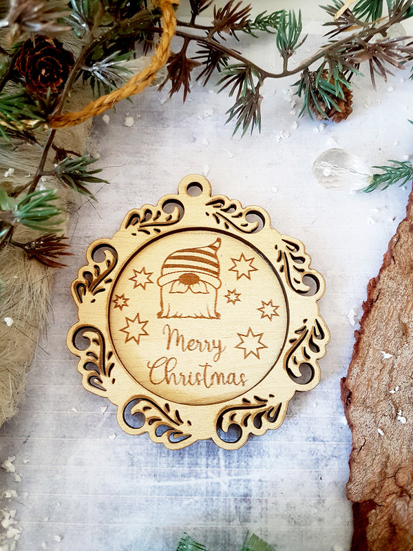 Ξύλινο κρεμαστό "Merry Christmas" με gnome και διάτρητο σχέδιο, 10 εκ., κόντρα πλακέ σημύδα, συσκ. 6 τεμ.- So Cute Cut