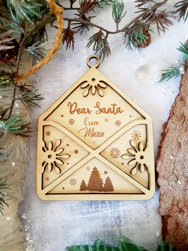 Ξύλινος φάκελος “Dear Santa – From [Όνομα]” 12×10,2 εκ., προσωποποιημένο κόντρα πλακέ σημύδα για γούρια και χριστουγεννιάτικη διακόσμηση. - So Cute Cut