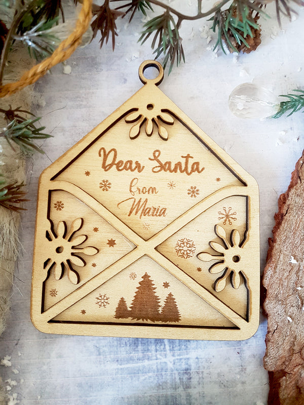 Ξύλινος φάκελος “Dear Santa – From [Όνομα]” 12×10,2 εκ., προσωποποιημένο κόντρα πλακέ σημύδα για γούρια και χριστουγεννιάτικη διακόσμηση. - So Cute Cut