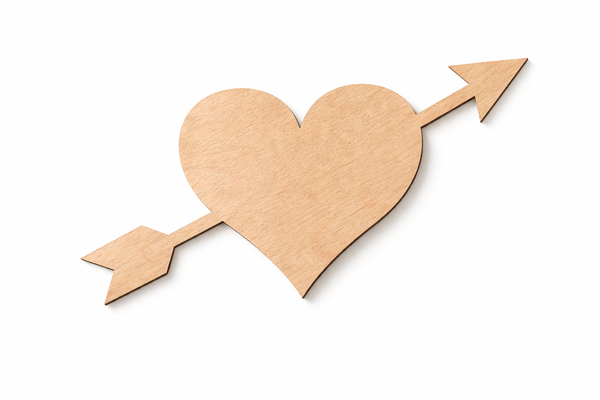 Ξύλινη καρδιά Cupid από κόντρα πλακέ σημύδα με βέλος και φυσικά νερά, laser cut, σε λευκό φόντο