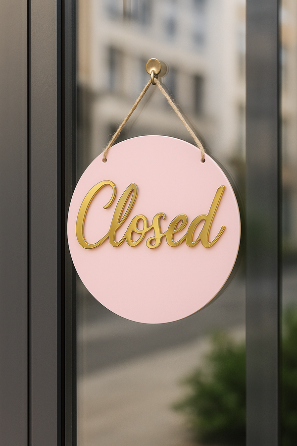 Πινακίδα Διπλής Όψης “Open / Closed” – Ροζ Ακρυλικό & Χρυσός Καθρέφτης