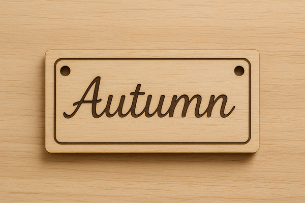 Ξύλινη οριζόντια πινακίδα 10 εκ. με τη λέξη Autumn σε σερφι γραμματοσειρά, ιδανική για φθινοπωρινή διακόσμηση και DIY

