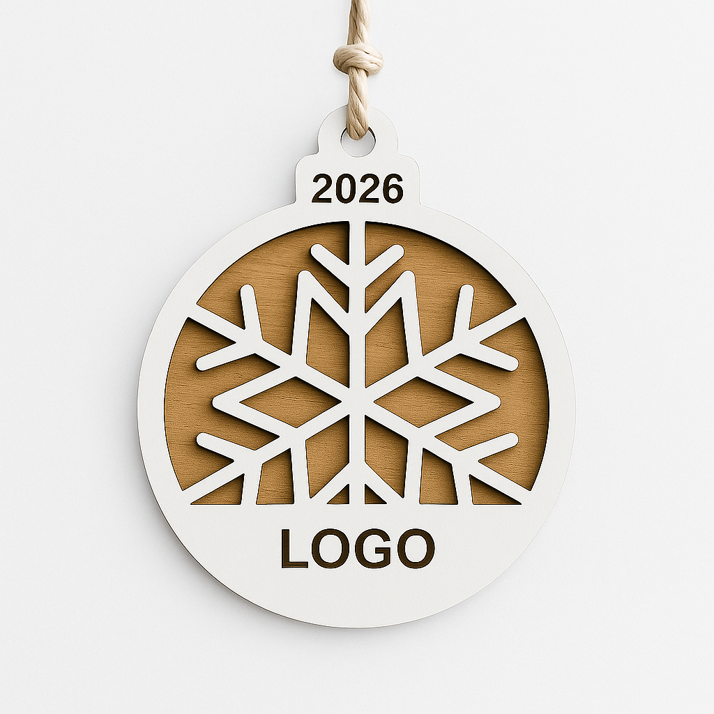 Classic Tag Snowflake Ball White 2026 – Χριστουγεννιάτικη μπάλα από λευκό MDF και σημύδα με χαραγμένη χιονονιφάδα, ημερομηνία και λογότυπο So Cute Cut