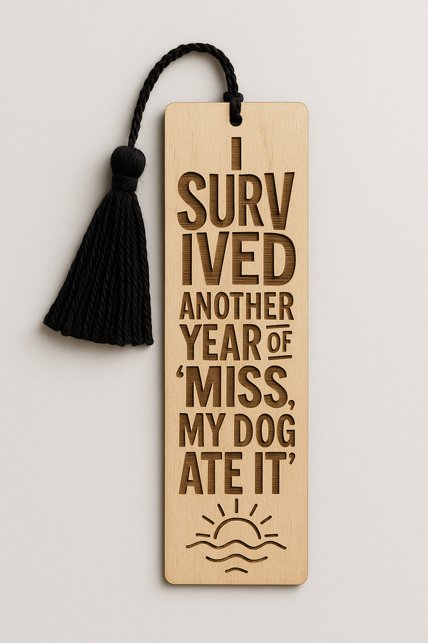 Ξύλινος σελιδοδείκτης με λέιζερ χάραξη “I survived another year of ‘Miss, my dog ate it’” και σχέδιο ηλιοβασιλέματος, με μαύρη φούντα