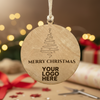 Ξύλινο χριστουγεννιάτικο στολίδι 10 εκ με χάραξη Merry Christmas, κρεμαστό, φωτογραφισμένο σε festive περιβάλλον.