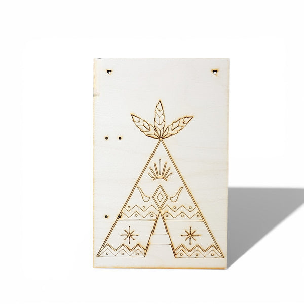 Ξύλινη ορθογώνια πλάτη λαμπάδας με χάραξη ινδιάνικη σκηνή 28x18 cm