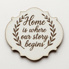 Πινακίδα λευκού MDF σε σχήμα baroque με χάραξη “Home is where our story begins” και στεφάνι – So Cute Cut rustic charm