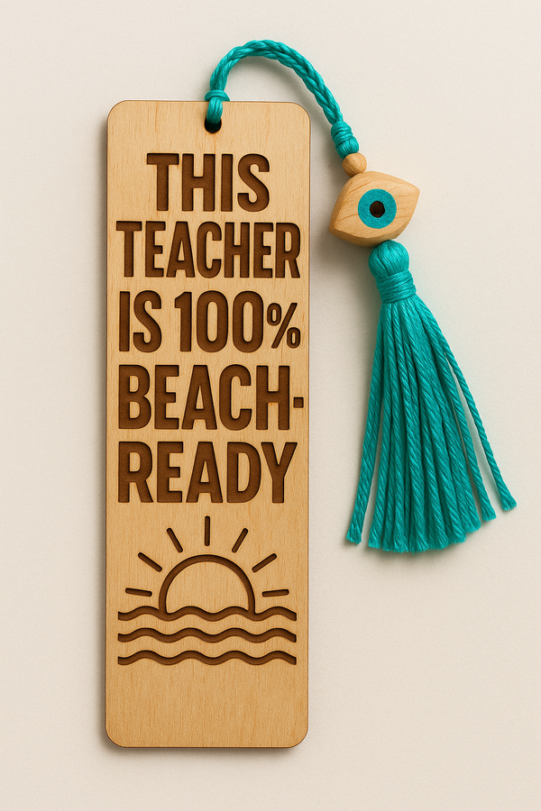 Ξύλινος σελιδοδείκτης με χαραγμένο quote “This Teacher is 100% Beach-Ready” και σχέδιο ήλιου με κύματα, με τιρκουάζ φούντα και ματάκι