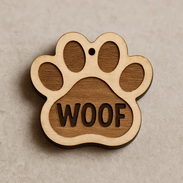 Ξύλινο tag σε σχήμα πατούσας σκύλου με χάραξη WOOF, ιδανικό για ταυτότητες και φιλοζωικά δώρα