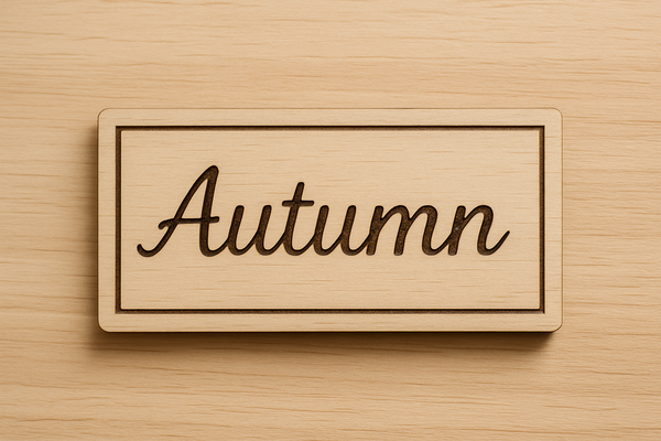 Ξύλινη οριζόντια πινακίδα 10 εκ. με τη λέξη Autumn σε σερφι γραμματοσειρά, ιδανική για φθινοπωρινή διακόσμηση και DIY

