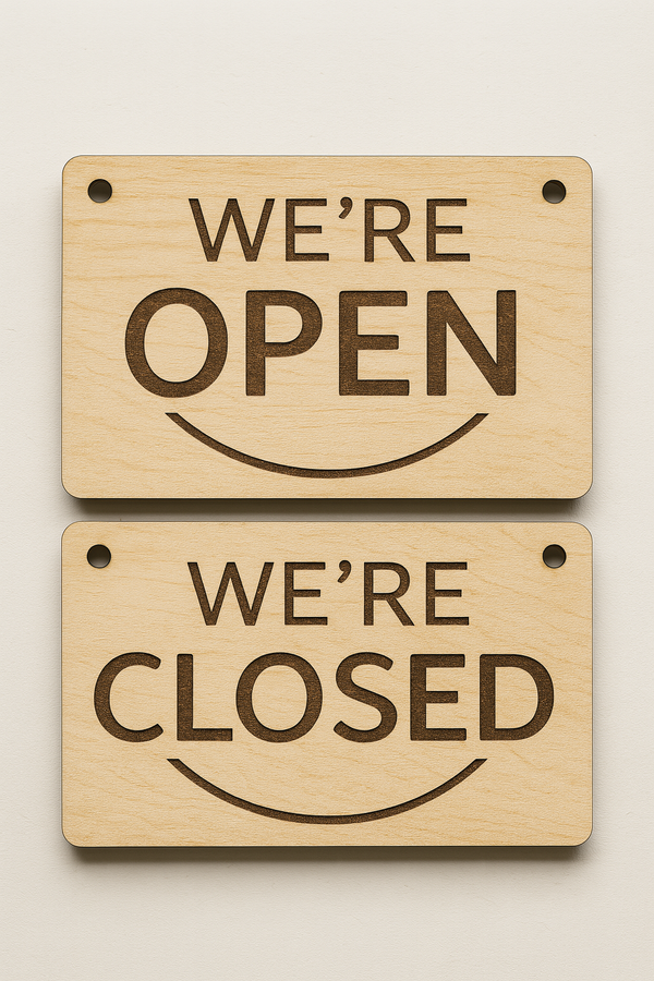 Ξύλινη ταμπέλα “We’re Open / Closed” διπλής όψης από σημύδα με laser χάραξη – So Cute Cut