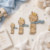 Little Prince Charm – Ξύλινο Κρεμαστό Στοιχείο Πρίγκιπας με Γαλάζιο Κασκόλ