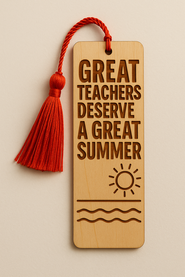 Ξύλινος σελιδοδείκτης με χάραξη “Great Teachers Deserve a Great Summer” και σχέδιο ήλιου και κυμάτων, με κόκκινη φούντα