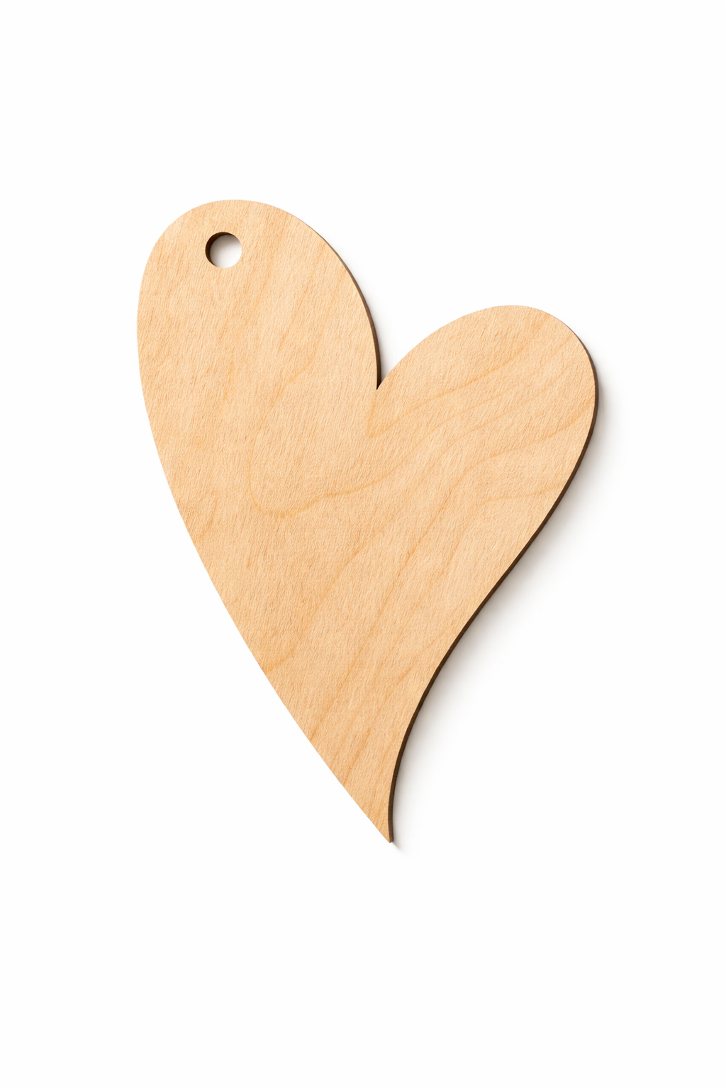 Ξύλινη καρδιά από κόντρα πλακέ σημύδα με φυσικά νερά και τρύπα, laser cut, σε λευκό φόντο