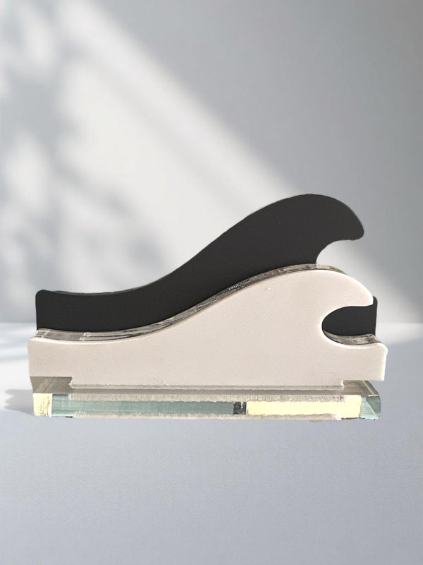 Γούρι κύμα από layered plexiglass σε λευκό, διάφανο και γκρι – design αντικείμενο, αυτοστηριζόμενο
