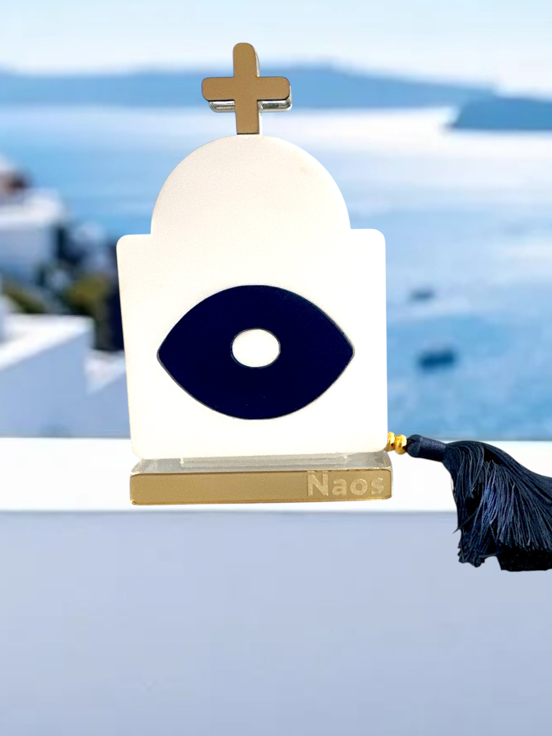 Γούρι design σε σχήμα κυκλαδίτικου ναού με navy μάτι και χρυσό σταυρό, με navy φούντα – αυτοστηριζόμενο plexiglass αντικείμενο