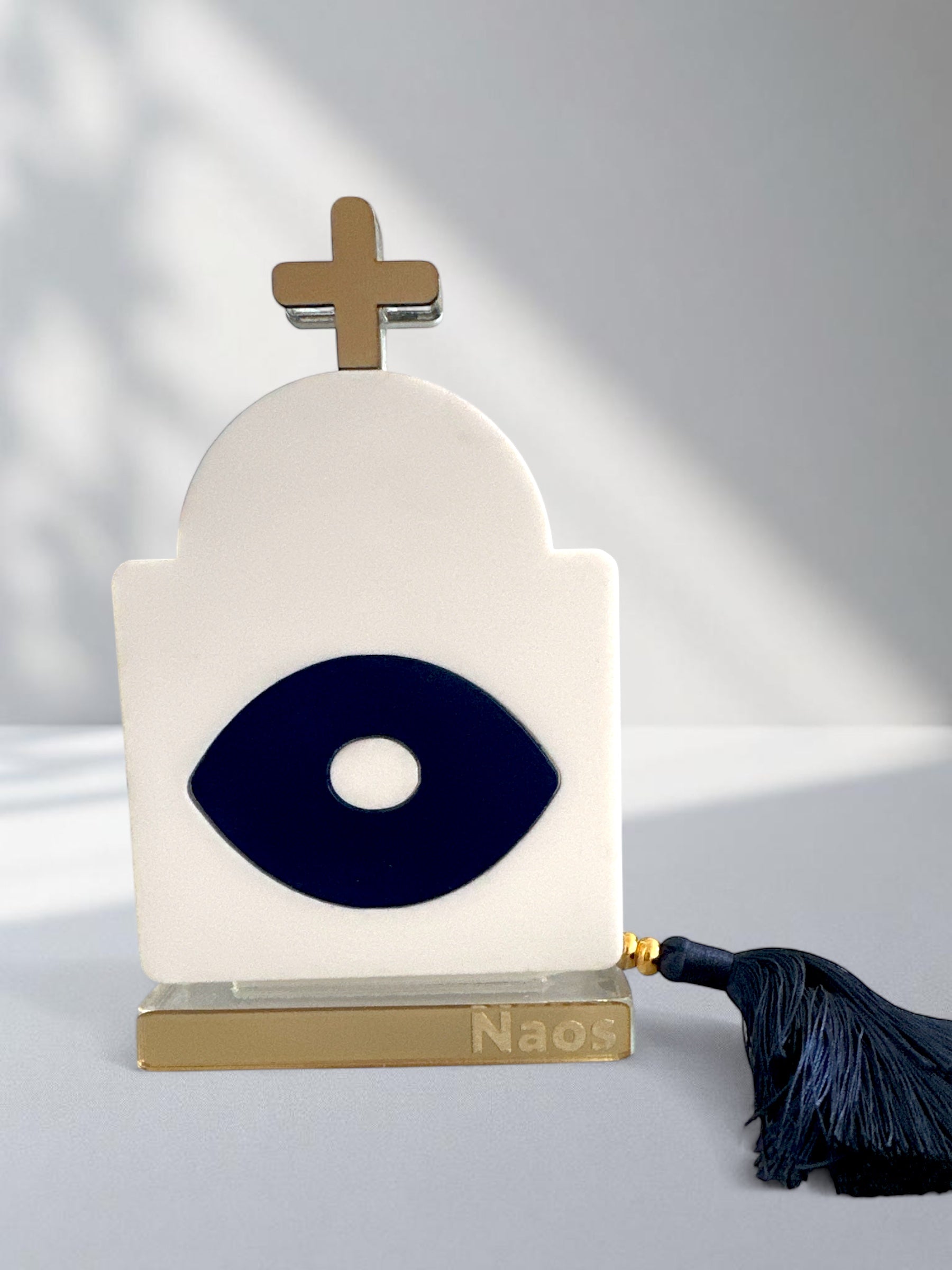 Γούρι design σε σχήμα κυκλαδίτικου ναού με navy μάτι και χρυσό σταυρό, με navy φούντα – αυτοστηριζόμενο plexiglass αντικείμενο