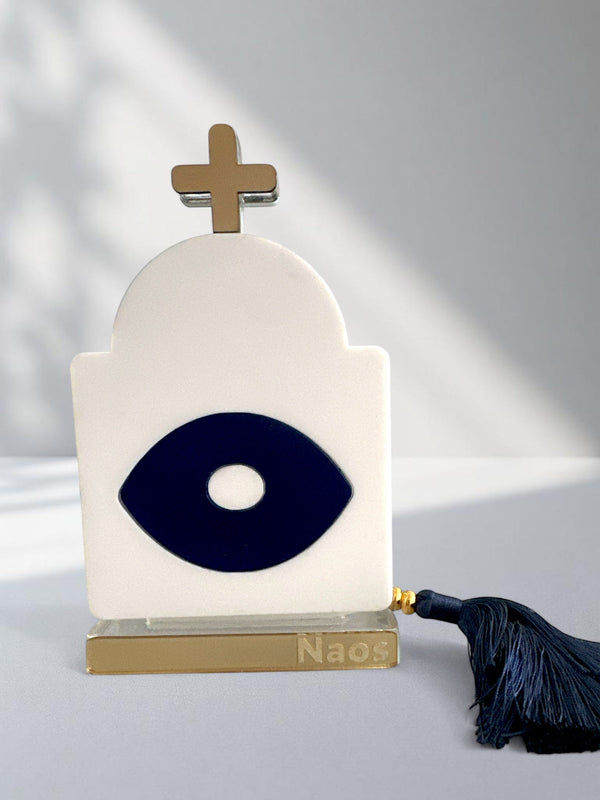 Γούρι design σε σχήμα κυκλαδίτικου ναού με navy μάτι και χρυσό σταυρό, με navy φούντα – αυτοστηριζόμενο plexiglass αντικείμενο