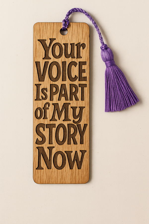 Ξύλινος σελιδοδείκτης με χαραγμένο quote “Your Voice Is Part of My Story Now” σε mix γραμματοσειρών, με λιλά φούντα