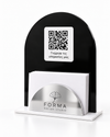 Μαύρη καρτοθήκη Arch QR Silver με QR code, μήνυμα «Γνώρισε τις υπηρεσίες μας» και λογότυπο FORMA σε ασημί καθρέφτη πλεξιγκλάς.