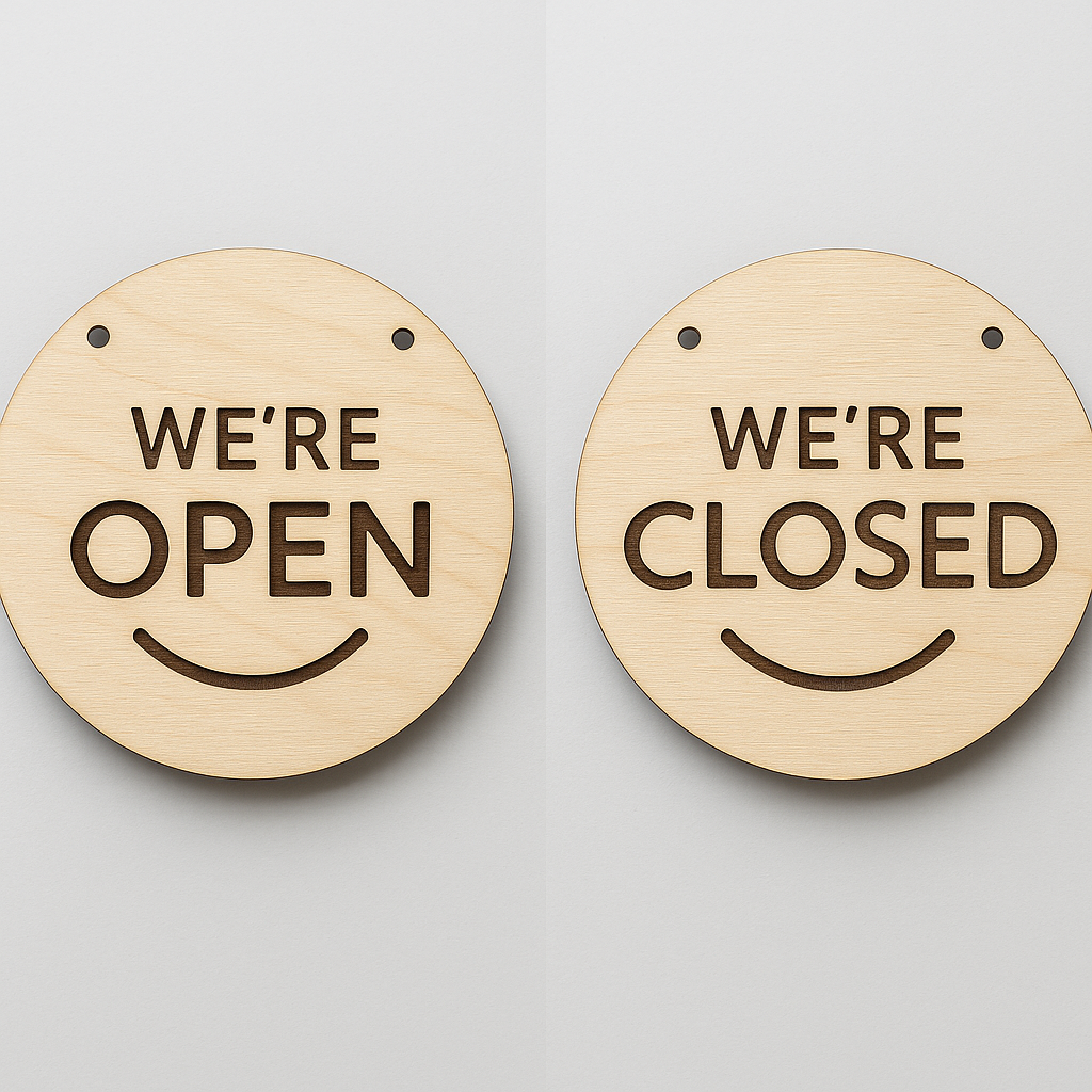  Στρογγυλή ταμπέλα “We’re Open / Closed” από ξύλο σημύδας με λέιζερ χάραξη – So Cute Cut