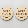  Στρογγυλή ταμπέλα “We’re Open / Closed” από ξύλο σημύδας με λέιζερ χάραξη – So Cute Cut