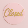 Πινακίδα “Open / Closed” διπλής όψης από ροζ ακρυλικό με χρυσή καθρεπτέ επιγραφή – So Cute Cut