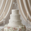 Ασημί cake topper με δύο δαχτυλίδια τοποθετημένο σε minimal γαμήλια τούρτα