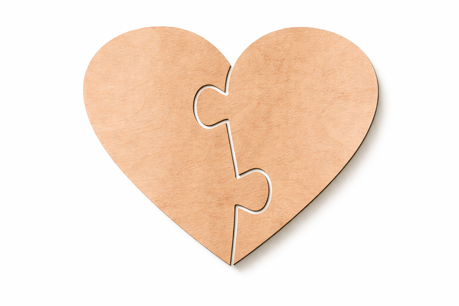 Ξύλινη καρδιά puzzle από κόντρα πλακέ σημύδα με φυσικά νερά, laser cut, σε λευκό φόντο