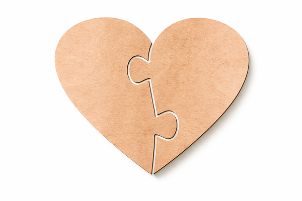 Ξύλινη καρδιά puzzle από κόντρα πλακέ σημύδα με φυσικά νερά, laser cut, σε λευκό φόντο