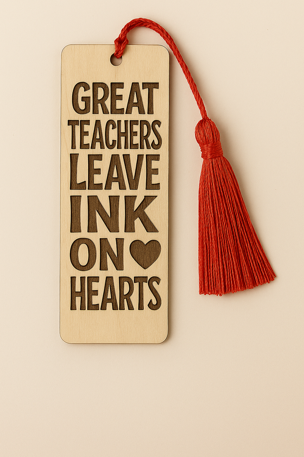 Ξύλινος σελιδοδείκτης με χάραξη “Great Teachers Leave Ink on Hearts” και καρδιά αντί για λέξη, με κόκκινη φούντα