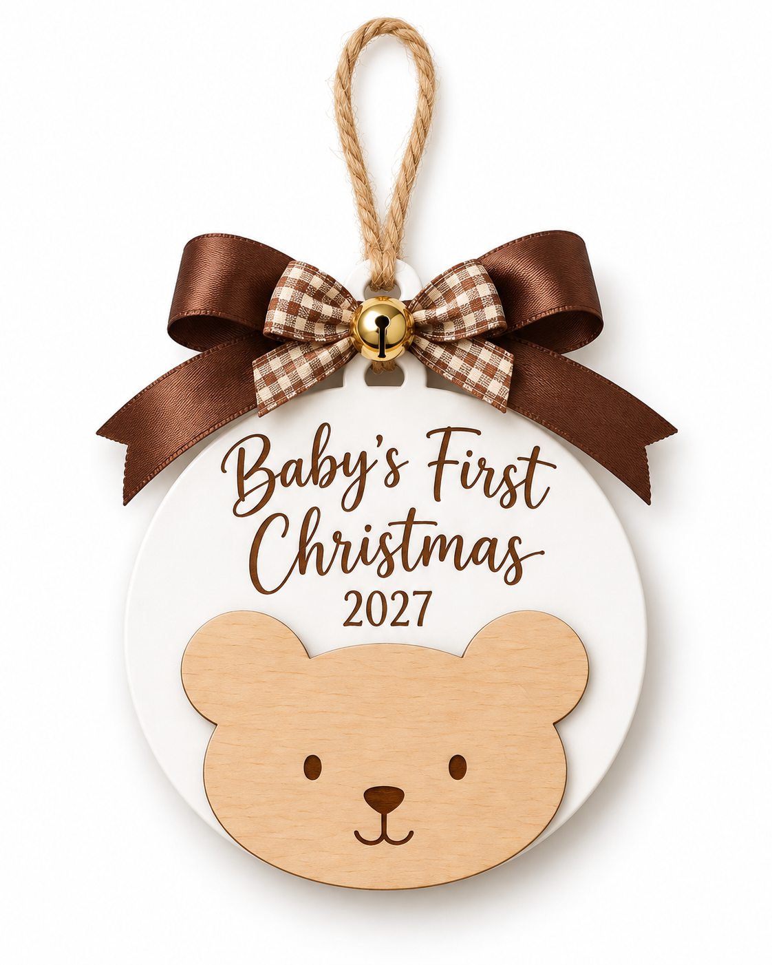 Στολίδι FIRST TEDDY με ξύλινο αρκουδάκι σε λευκή μπάλα, επιγραφή Baby’s First Christmas 2027, καφέ σατέν και καρό φιόγκο με χρυσό κουδουνάκι – So Cute Cut.