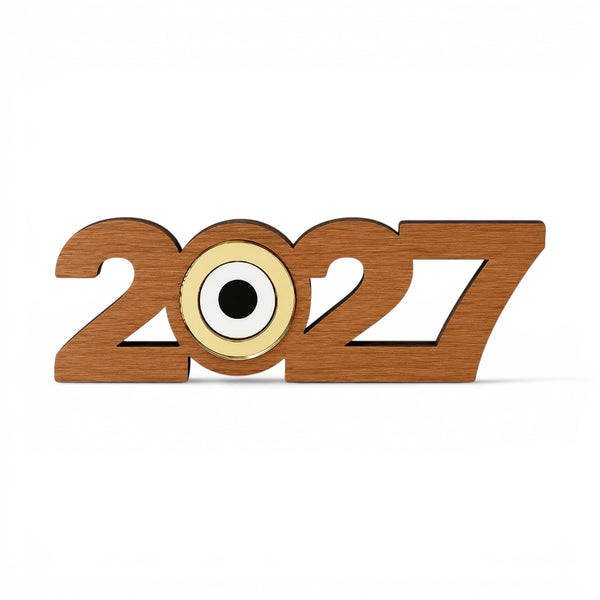 Ξύλινο γούρι 2027 με ενσωματωμένο μάτι από χρυσό καθρέφτη, λευκό και μαύρο πλεξιγκλάς για εταιρικά δώρα και διακόσμηση νέας χρονιάς.