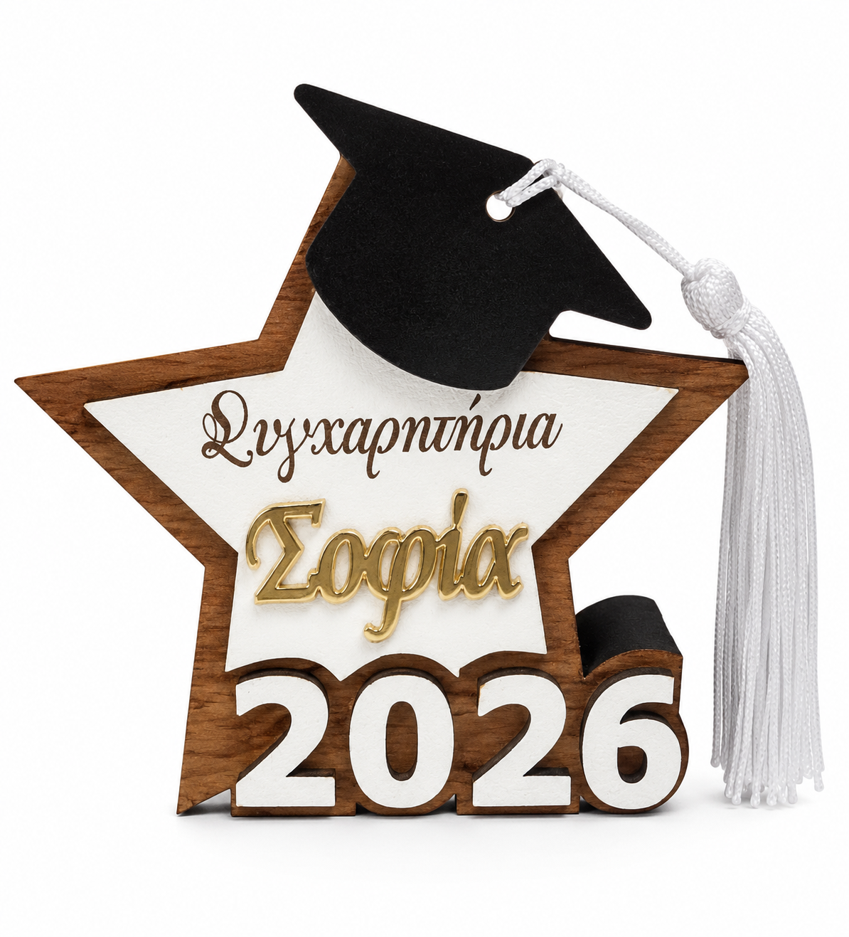 Προσωποποιημένο ξύλινο αναμνηστικό αποφοίτησης 2026 σε σχήμα αστεριού με καπέλο graduation, λευκή φούντα και χρυσό mirror plexiglass όνομα.
